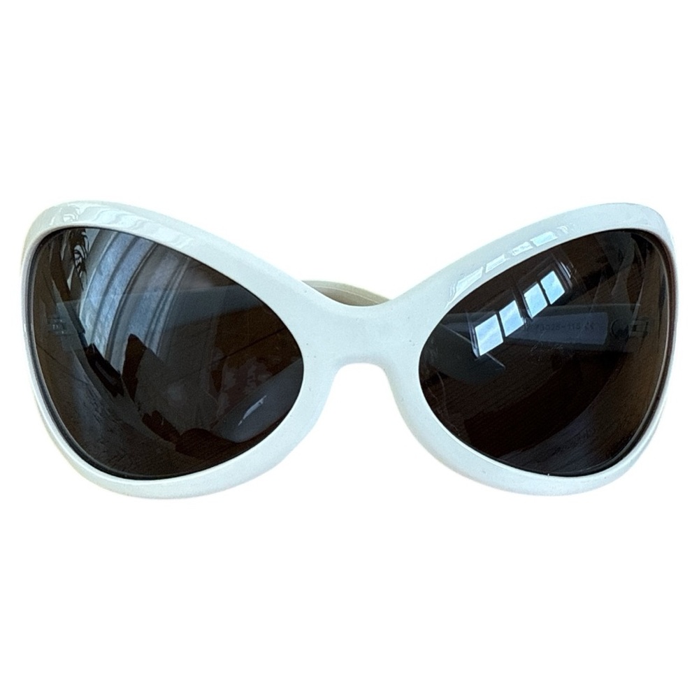 Stylish White Sunglasses with Contemporary Design
